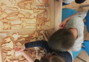 dzieci robią ciasteczka