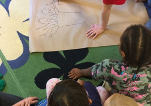 dzieci rysują drzewo