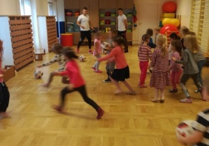 dzieci trenują z trenerami Polonii Warszawa