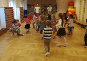 dzieci trenują z trenerami Polonii Warszawa