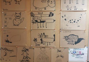 rysunki kotów wiszą na ścianie