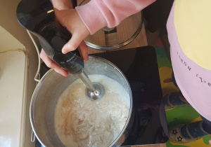 dzieci robią sos waniliowy