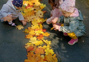 dzieci układają liście