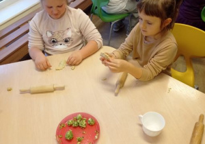 dziewczynki robią pierogi