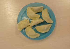 pierogi leżą na niebieskim talerzu