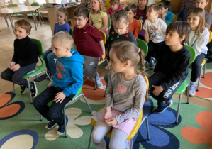 dzieci bawią się w teatr