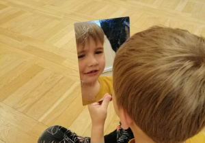 dziecko patrzy w lusterko