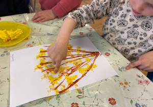 dziecko maluje farbami