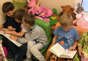 dzieci czytają