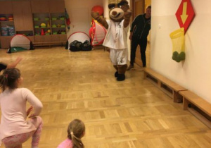 dzieci trenują z trenerami Legii Warszawa